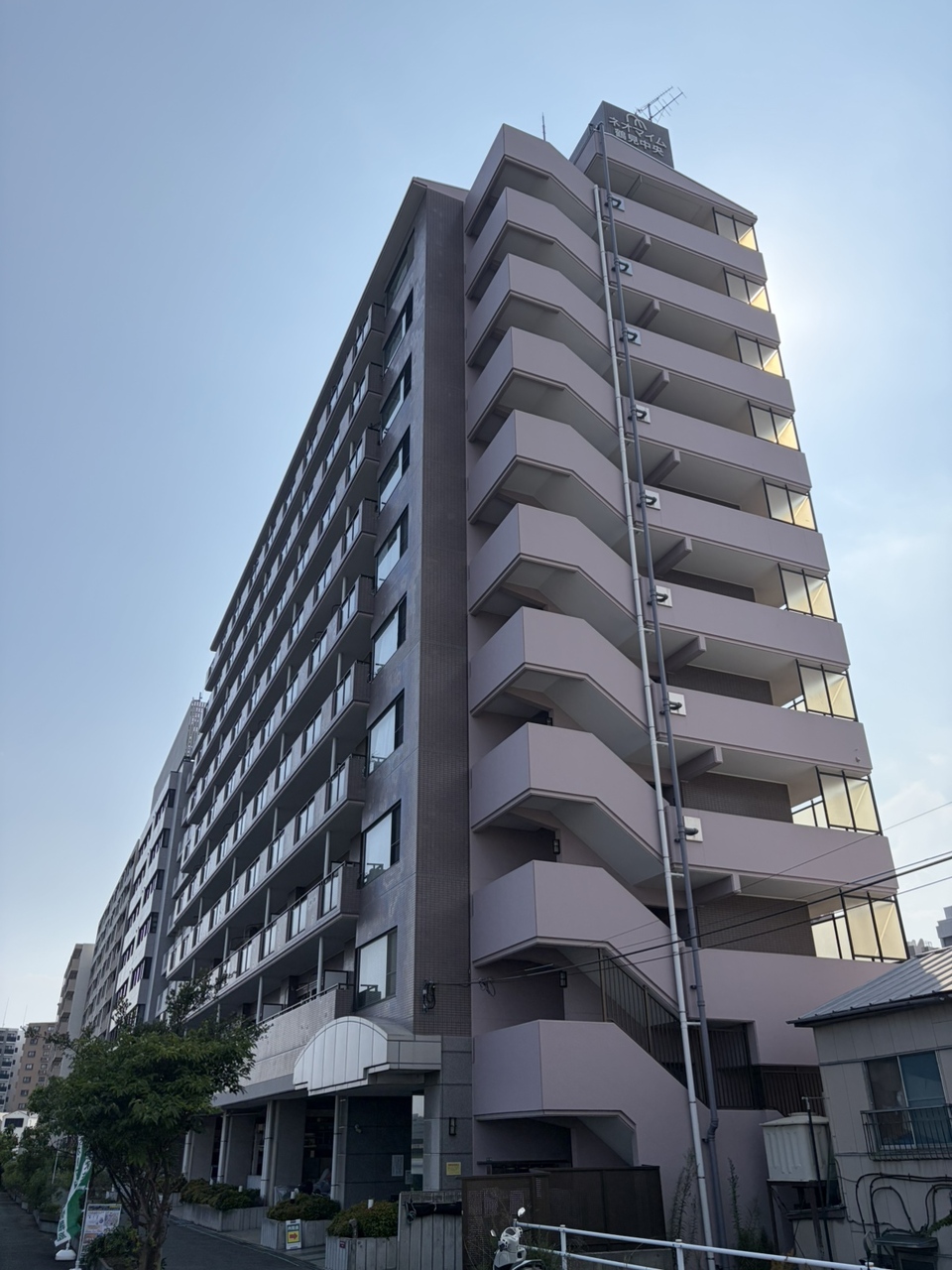 【ネオマイム鶴見中央】RC造10階建てマンション、最上階部分の住戸です。京急本線「京急鶴見」駅まで徒歩5分。3沿線2駅利用可能。通勤・通学に便利な立地です。