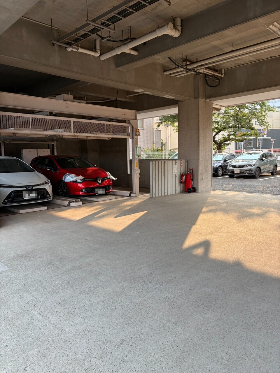 【駐車場】雨風の影響を受けにくい、屋根付きの駐車場です。※最新の空き状況や使用料は、お気軽にお問い合わせください。