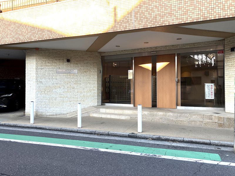 重厚感のあるタイル貼りのデザイン。住まう人を誇らしく迎え入れる、マンションの顔です。