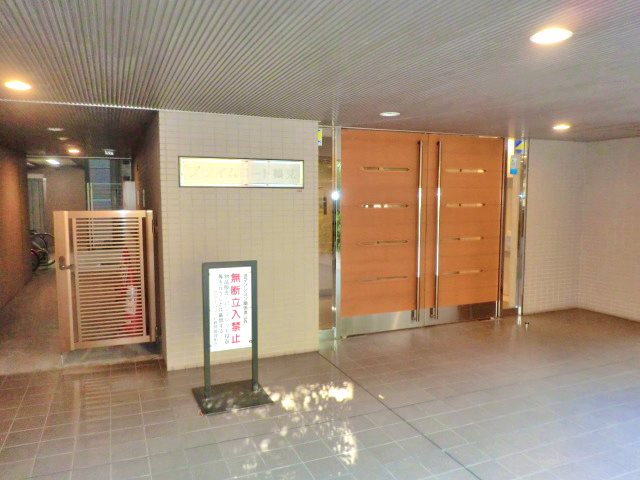 【エントランス】オートロック、宅配ロッカー設置の安心・便利にお住まいいただける共用部。