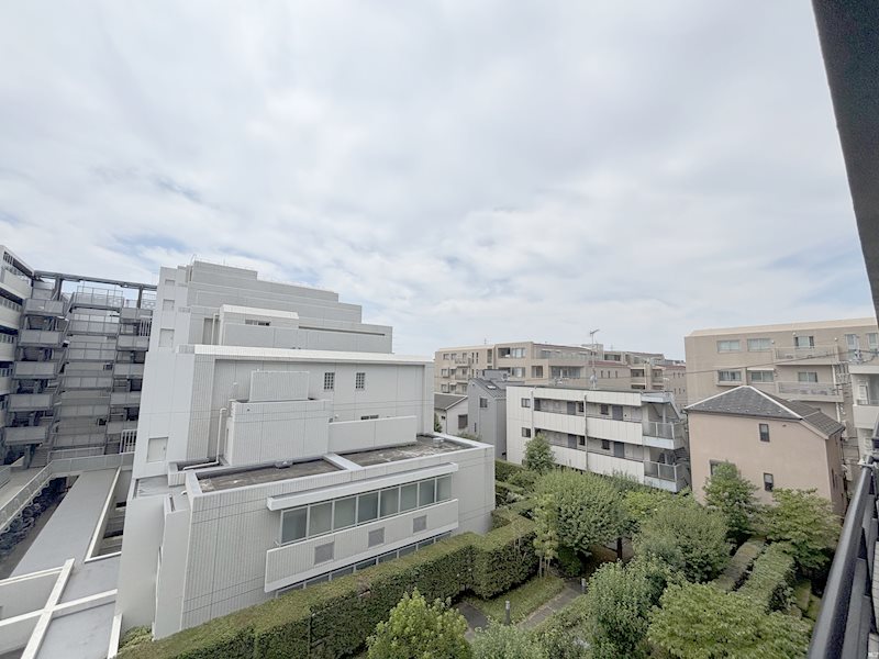 バルコニーからの眺望　ワイドなバルコニー、前面の開放的な眺望