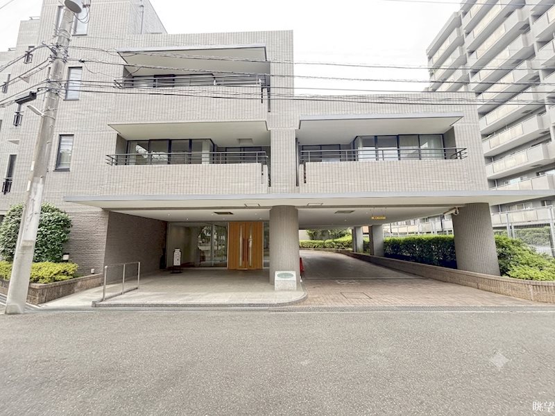 エントランス　商店街から少し奥に入った閑静な立地　※この画像は一部CG加工をしています。