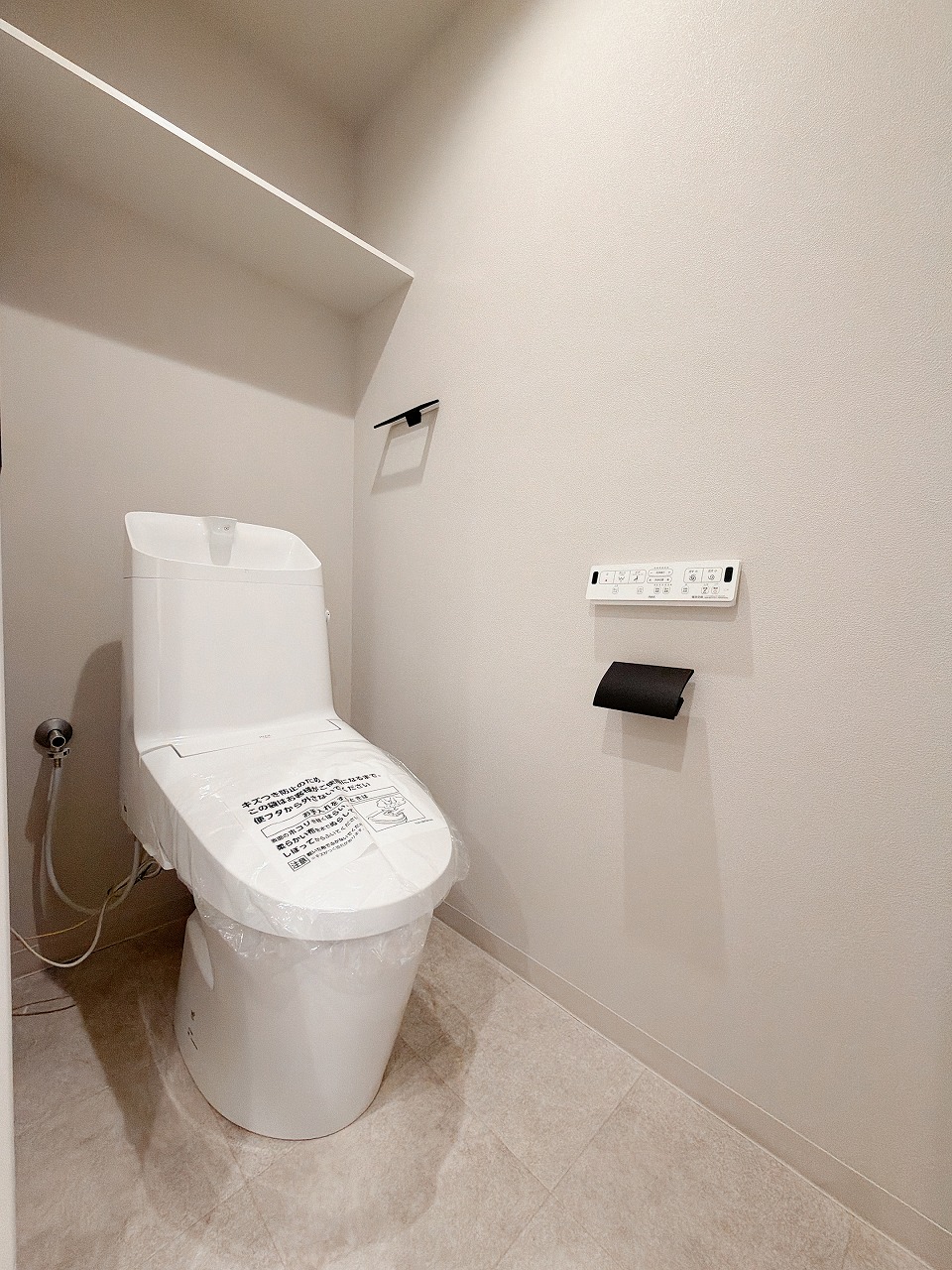 【トイレ】毎日清潔に使用できる温水洗浄便座付き。壁にリモコンが備え付けられており、操作がスムーズ。手洗い器一体型トイレのため、使用後すぐに手洗い可能。