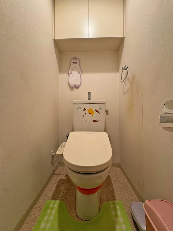 <トイレ>吊戸棚付きのトイレです。