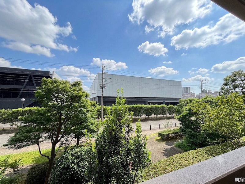 前面の建物とは距離があり、陽当たり良好です　※この画像は一部CG加工をしています。