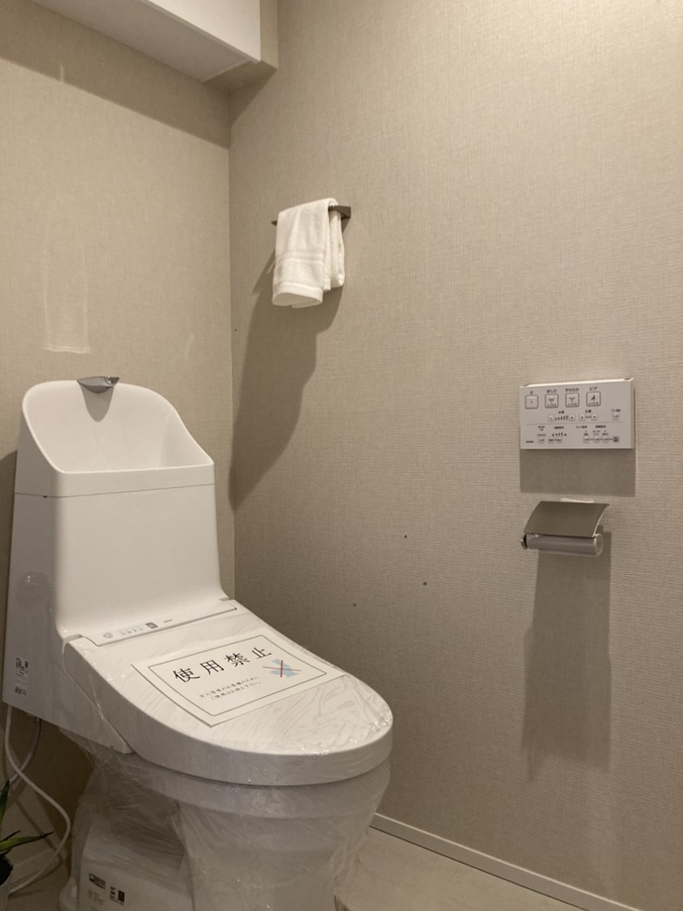 【トイレ】TOTO製の洗浄便座付き。リモコンが壁に設置されているため、操作がしやすいです。手洗い器一体型トイレのため、使用後すぐに手洗い可能。