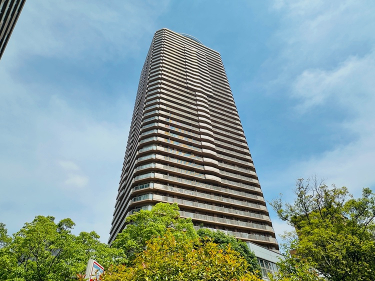 【現地外観】総戸数469戸の高層免震タワーレジデンスです。地上41階・地下1階建の32階部分に位置する、3LDK角住戸。駅・商業施設へデッキ直結なので、毎日の通勤・お買い物も便利な住環境です。