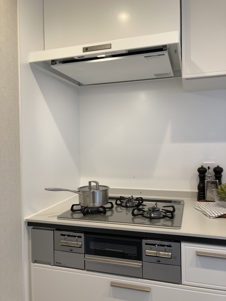 【キッチン/約3.3帖】キッチンには食器洗乾燥機やグリル付き3口コンロなど機能的な設備が搭載されています。毎日の家事をサポートしてくれます。