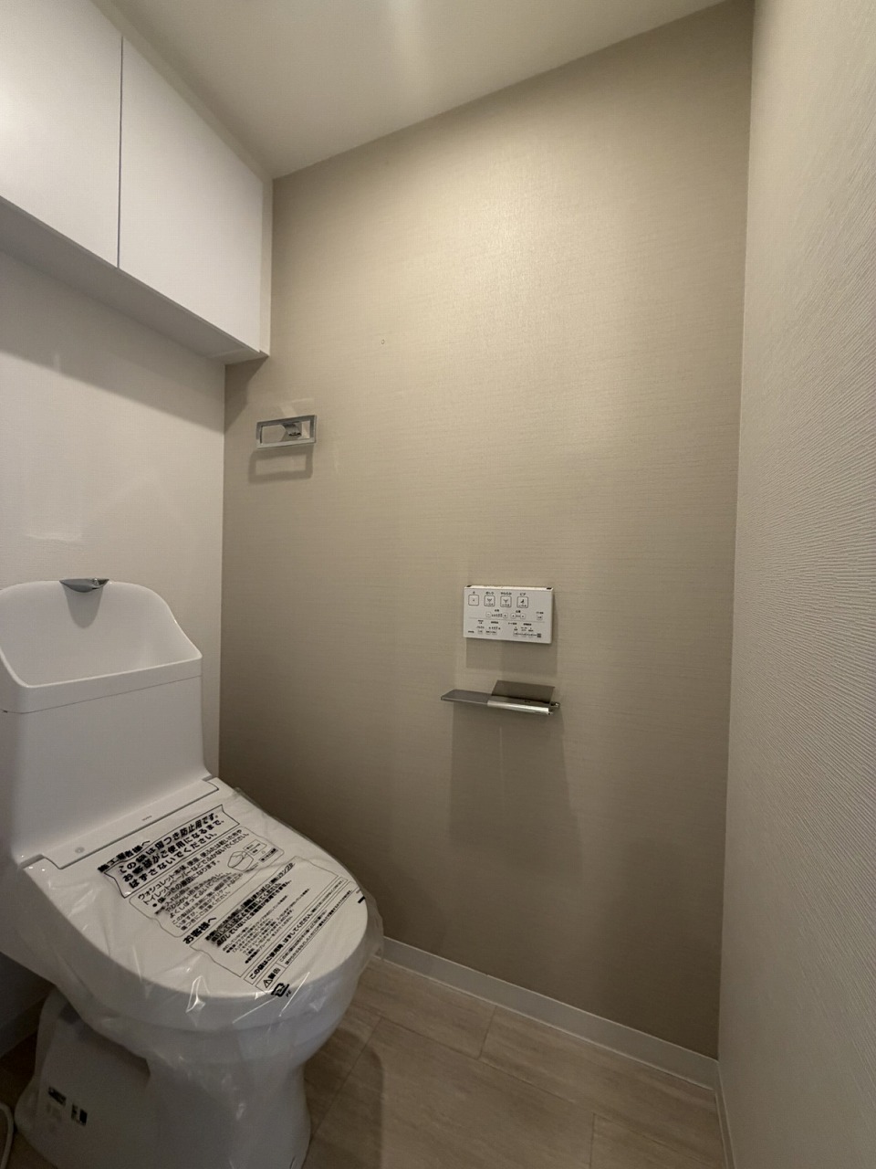 【トイレ】1年中快適に使用できる、温水洗浄便座付きのトイレです。背面に棚があり、トイレットペーパーのストックや掃除用具の保管に重宝します。