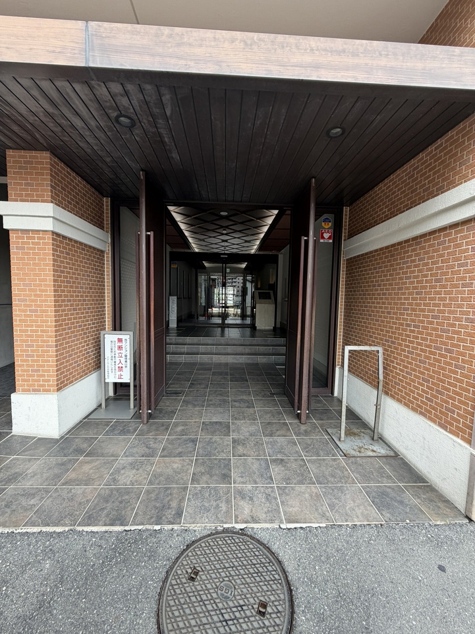 【エントランス】東急東横線「日吉」駅とJR南武線「武蔵小杉」駅へ、バスでアクセス可能です。地上11階建・総戸数98戸、オートロック付きのマンションです。