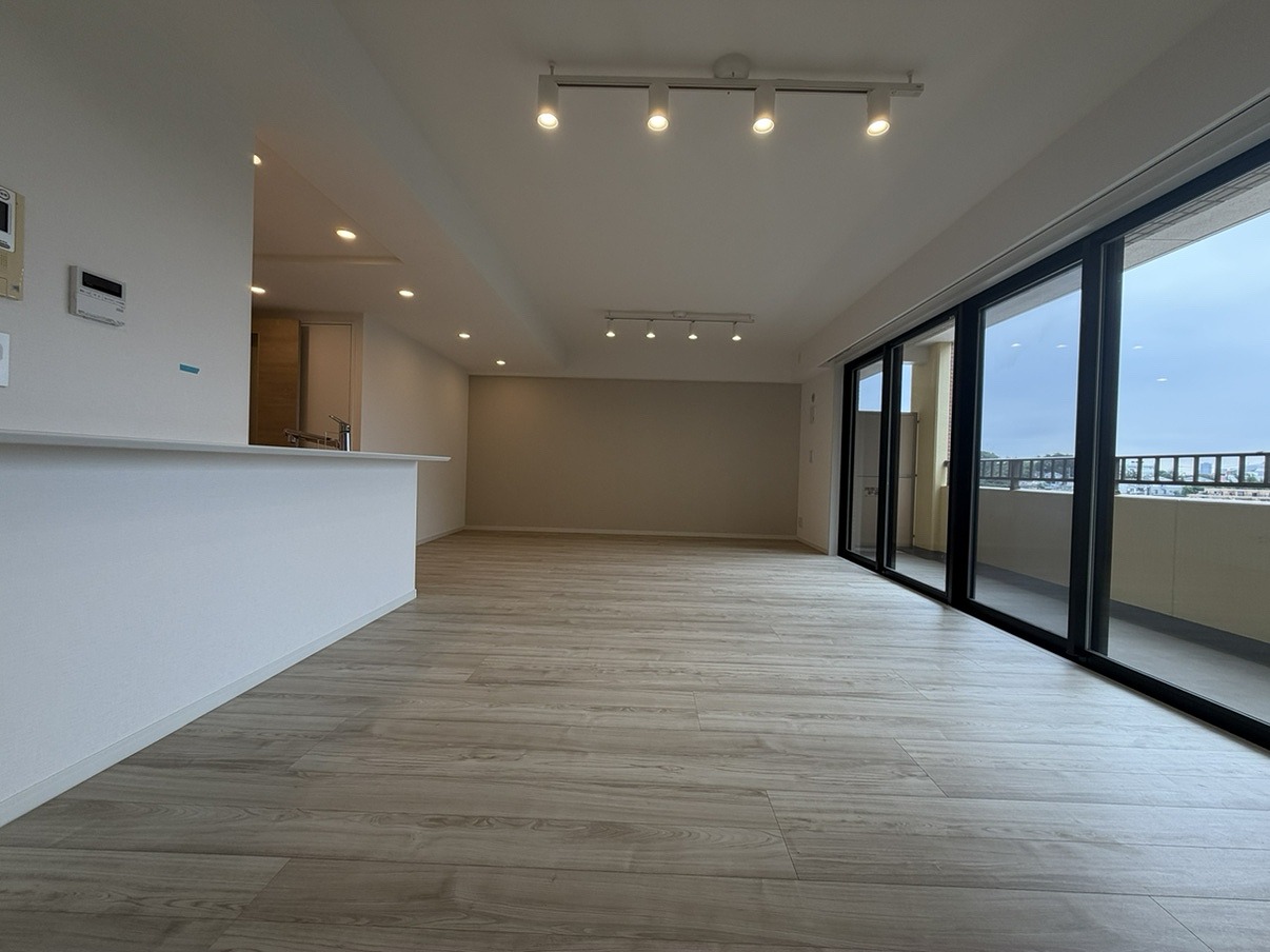 【LDK】南東向きバルコニーから心地よい陽光が差し込むLDK。淡い色合いのアクセントクロスやフローリングが採用された、落ち着いた雰囲気の内装です。
