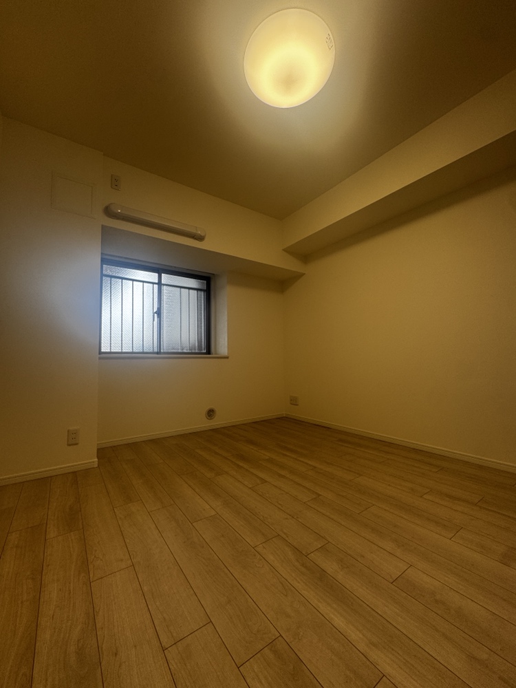 【洋室/約7.3帖】玄関からすぐにアクセス可能で、独立性の高いお部屋です。窓は腰高窓のため壁面が多く、ベッドや机などの家具が配置しやすい洋室です。