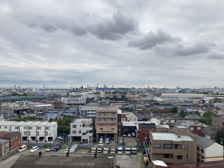 【住戸からの眺望】10階部分、南向きバルコニーからの眺望です。空や周辺の景色を眺めて、気軽にリフレッシュできそうです。※眺望は将来にわたって保証するものではありません。