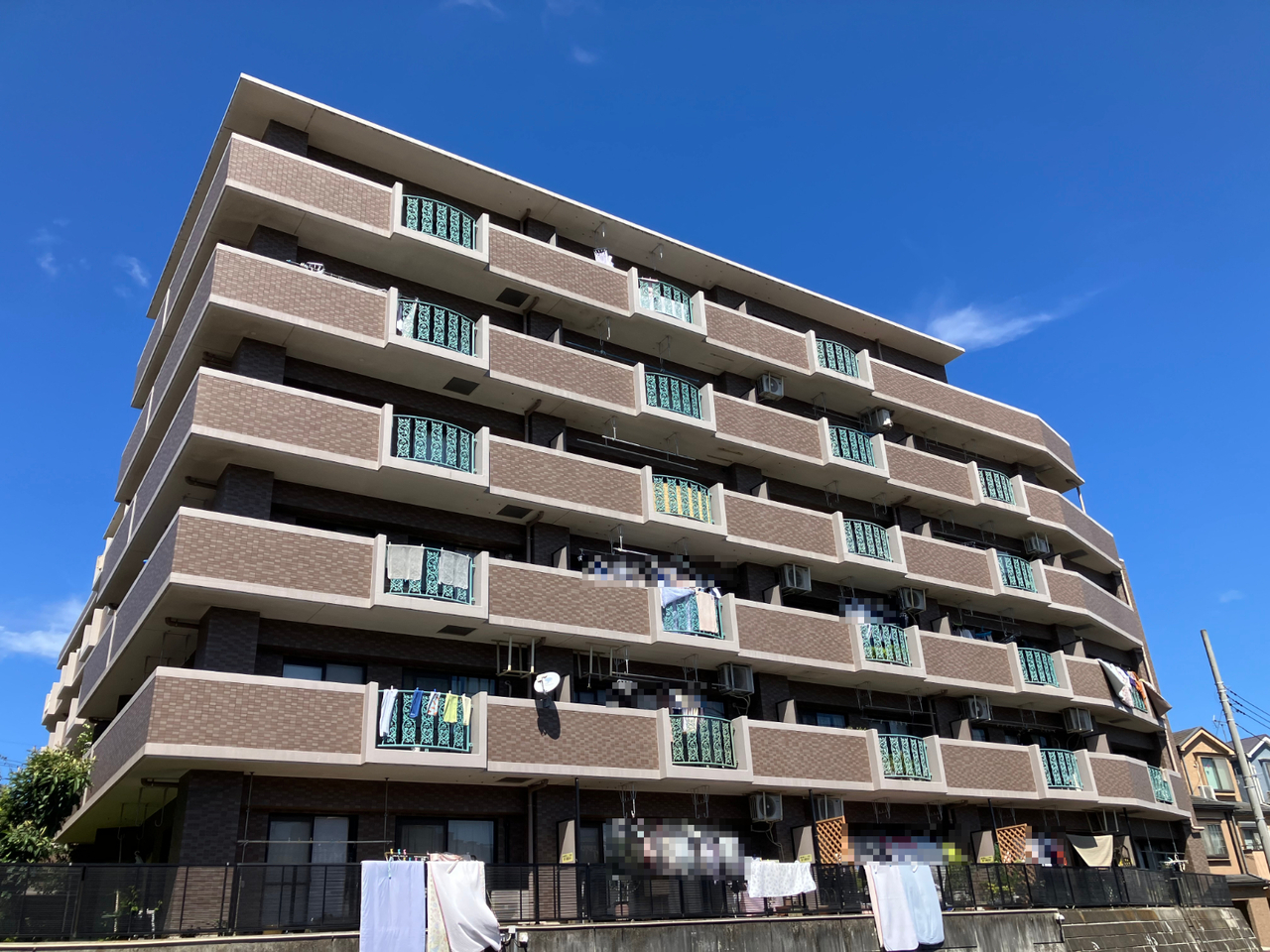 【リベラル宮前平】RC造6階建マンション、最上階部分の角住戸です。「平橋」バス停まで徒歩4分。バス乗車11分で東急田園都市線「溝の口」駅、JR南武線「武蔵溝ノ口」駅へアクセス可能。