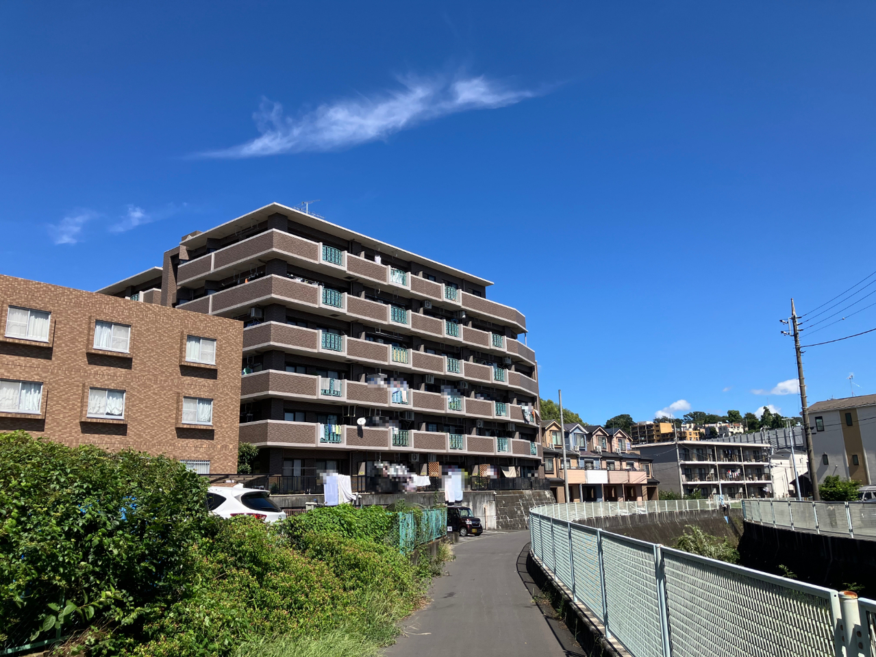 【現地外観】大切なペットと一緒に暮らせるマンションです(細則有)。徒歩8分圏内に小学校、スーパー、公園などが揃う住環境は、子育て世帯にもおすすめ。