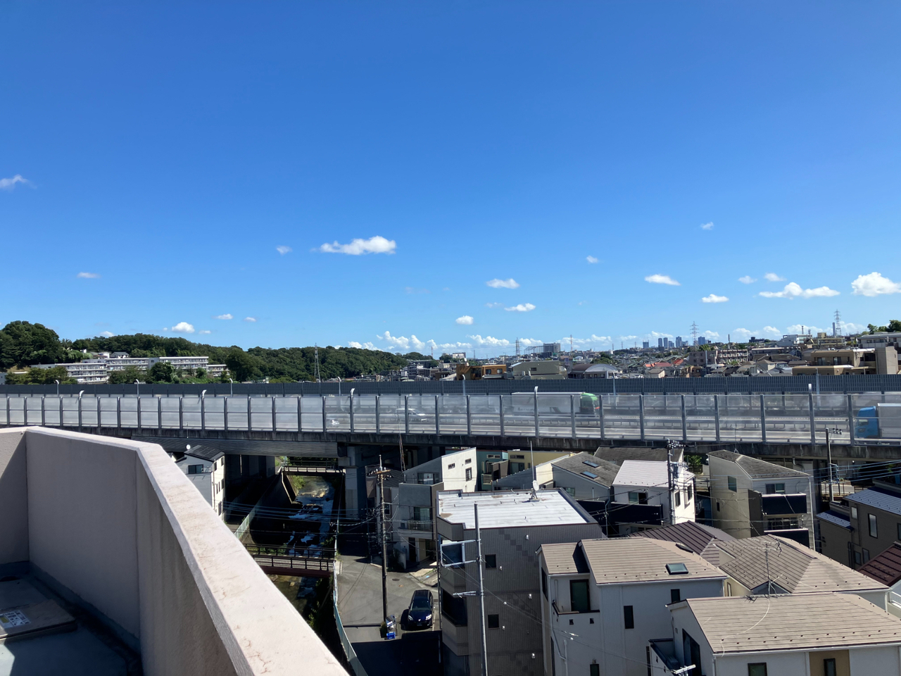 【住戸からの眺望】天気の良い日は、気持ちの良い青空を楽しめそうです。※眺望は将来にわたって保証するものではありません。