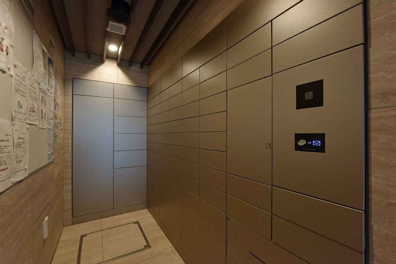 【宅配ボックス】共用部に宅配ボックスが設置されています。在宅時・不在時に関わらず、お好きな時間に荷物の受け取りができて便利です。