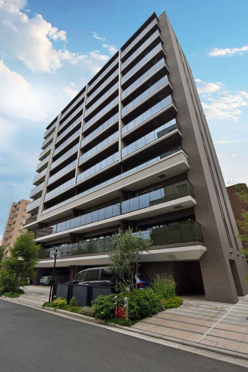 【現地外観写真】地上11階建の3階部分に位置しています。南東向きバルコニーがLDKに面しており、通風良好な住まいです。
