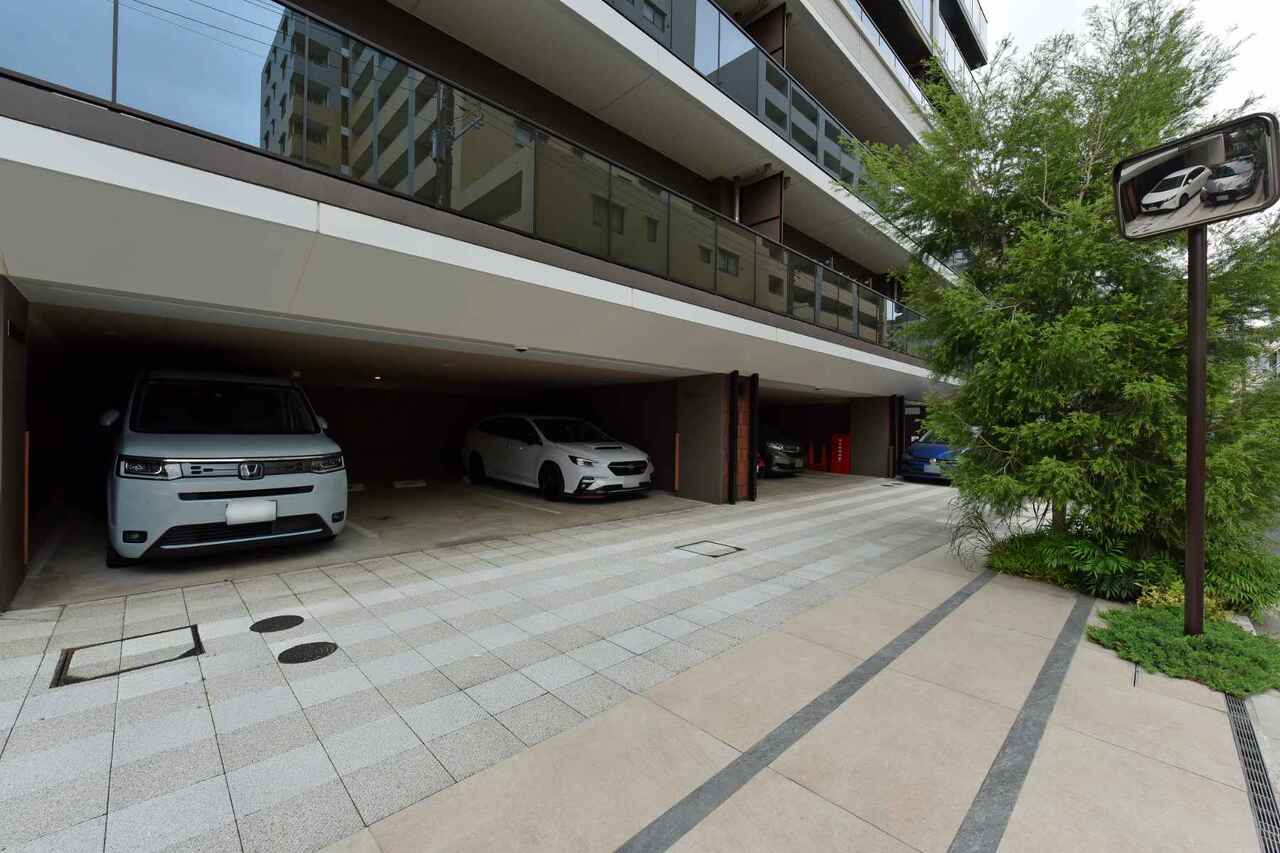 【駐車場】雨風汚れが気になりにくい、屋根付きの駐車場です。雨の日の乗り降りもスムーズにできるので、荷物が多い日にも重宝します。