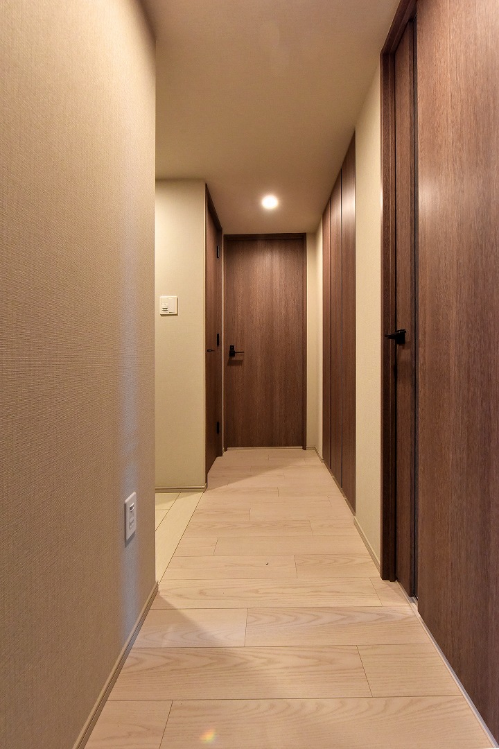 【廊下】玄関ドアを開けても外から室内が見えにくい設計で、プライバシーが保たれます。廊下にも収納スペースが設けられており、お出かけの際に必要なものの収納場所としても便利です。