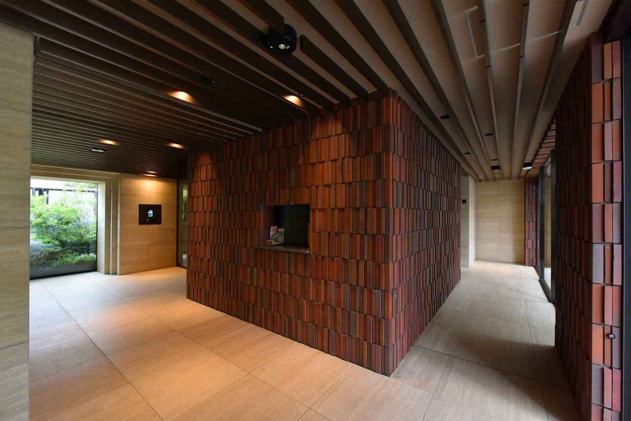 【エントランス】大切なペットと暮らせるマンション(飼育細則有り)。24時間ゴミ出しが可能なので、好きなタイミングでゴミを出すことができます。