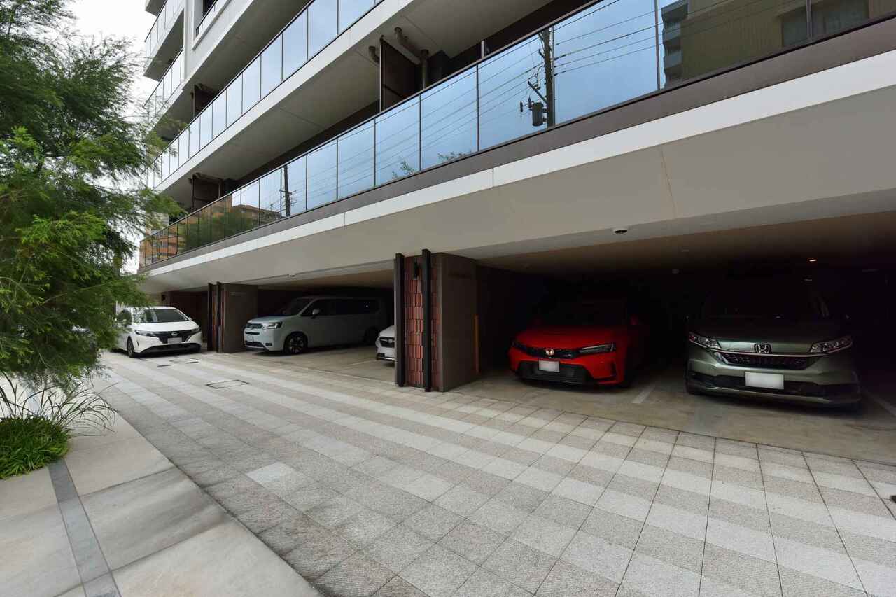 【駐車場】マンション敷地内に設けられた、駐車場の様子です。空き状況や利用料などの詳細に関しましては、お問い合わせくださいませ。