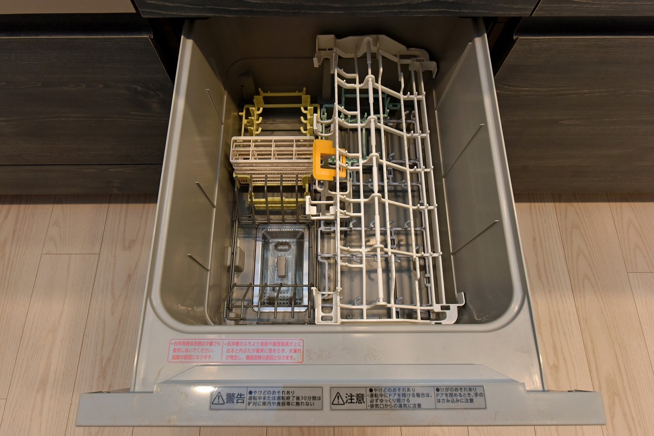 【食器洗乾燥機】食器類の洗いから乾燥までを自動で行う便利な設備です。ビルトイン型なので、調理スペースを圧迫せず、すっきりとした見た目です。