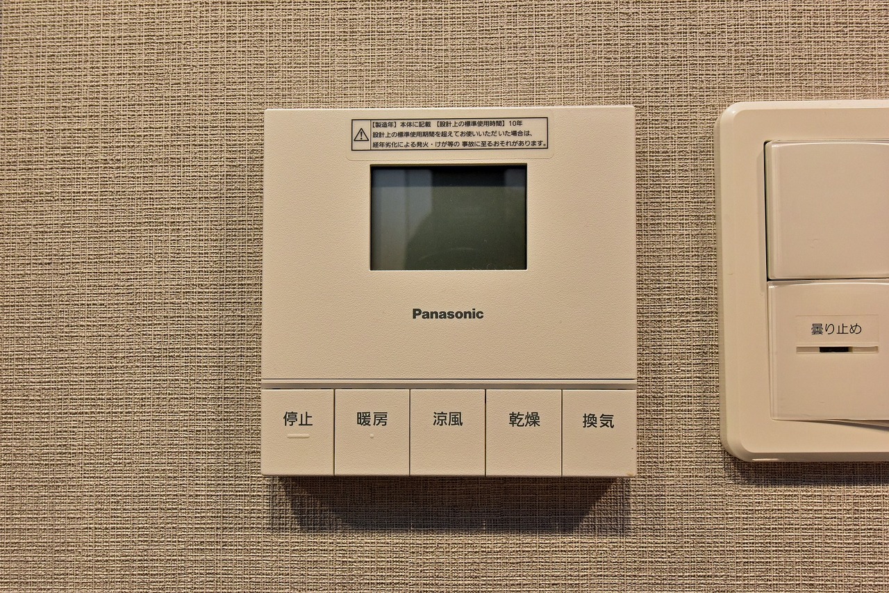 【浴室乾燥暖房機】冬場の寒さによる身体への負担を軽減し、快適なバスタイムが叶います。乾燥機付きなので、浴室で洗濯物を乾かすことができます。
