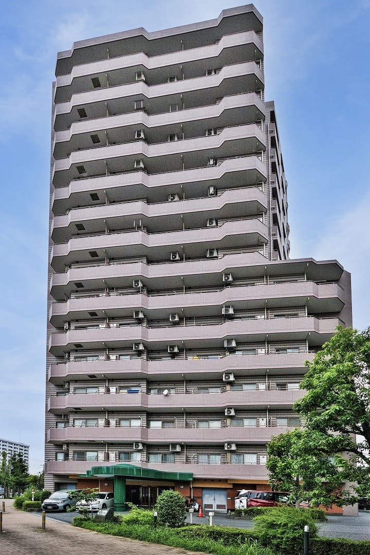 【現地外観写真】JR東海道線「川崎」駅まで徒歩10分で、都心主要駅までアクセスしやすい立地。地上15階建・総戸数118戸のマンションです。※CG加工処理をしています。