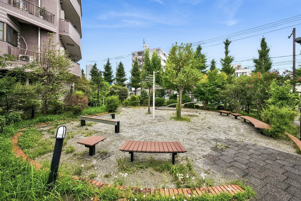【敷地内広場】マンションの敷地内に緑豊かな広場があります。お子様の外遊びや、家事・在宅ワークの合間の休憩などにご使用いただけます。※CG加工処理をしています。