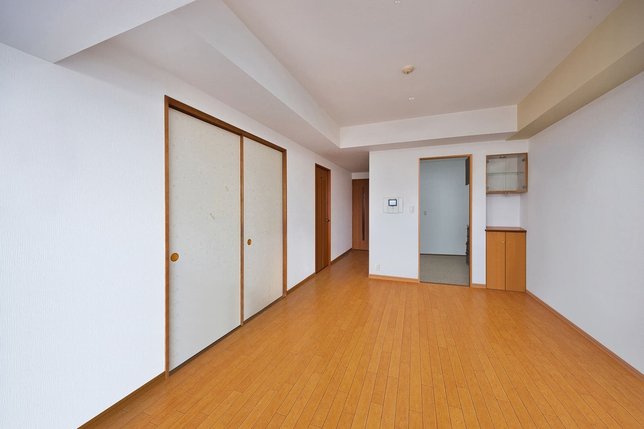 【LD】キッチンが独立しているため、LDの住空間を広く使用可能。一角に収納棚が備わっており、日用品の収納やお気に入りの小物を飾るのにご活用いただけます。