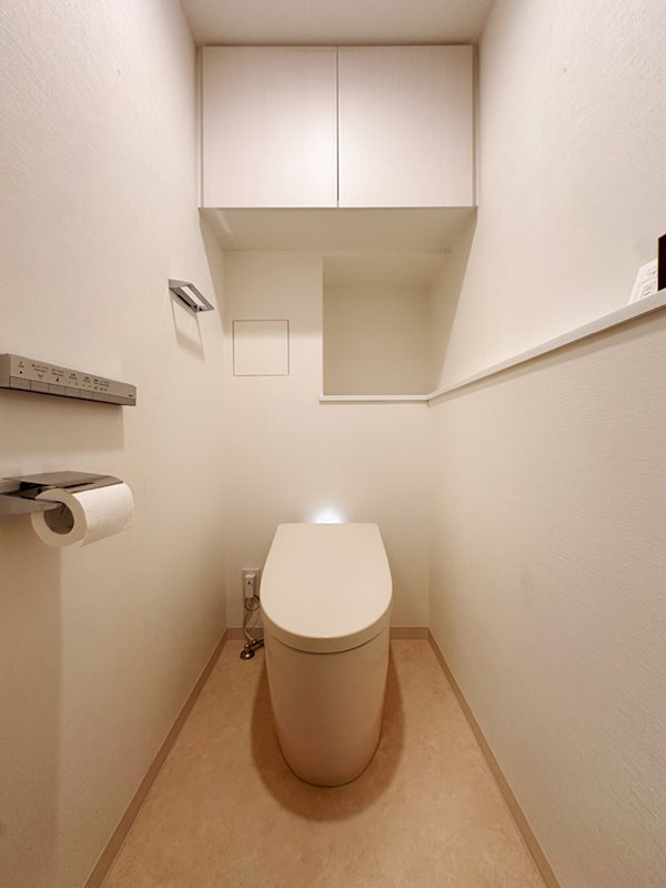＜トイレ＞トイレットペーパーのストック収納に便利な吊戸棚付き。脱臭機能付き洗浄便座採用。