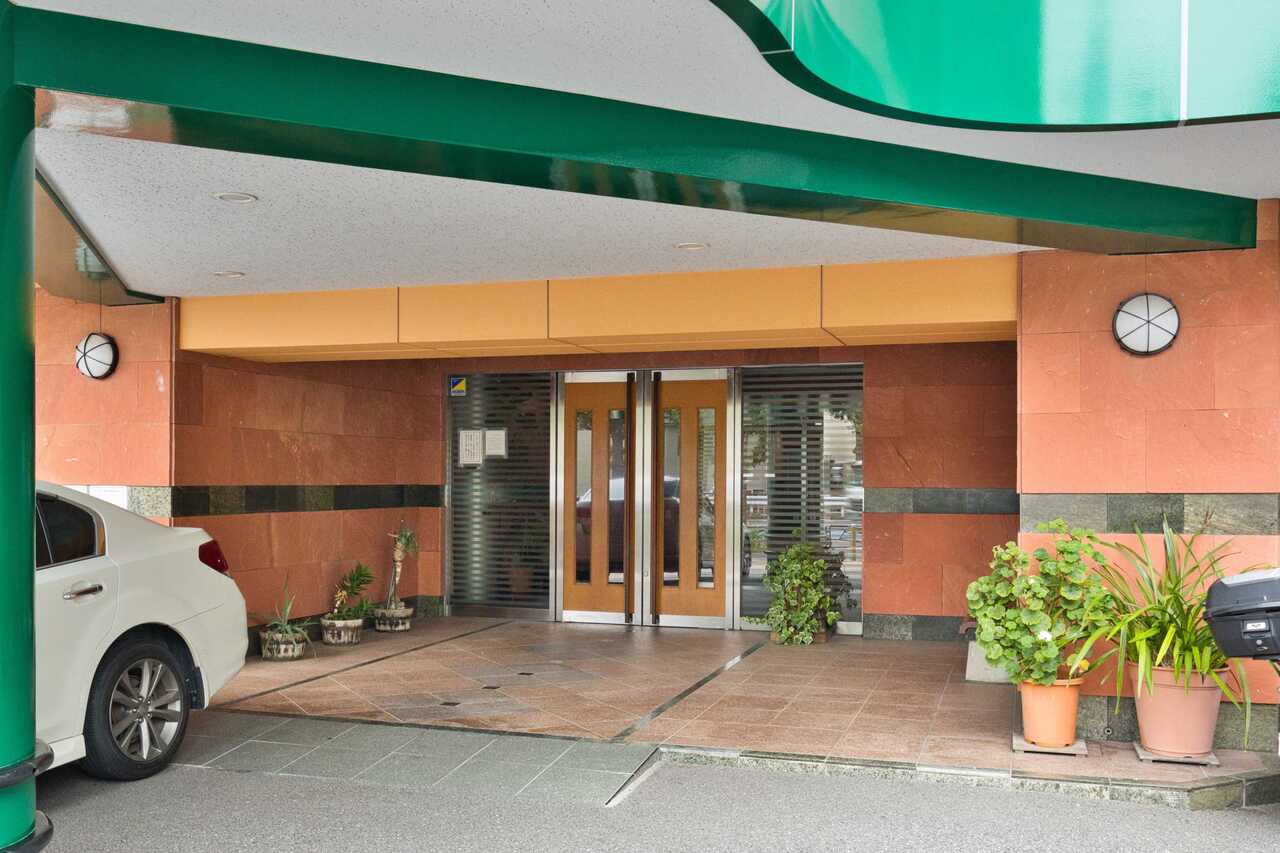 【エントランス】JR東海道線「川崎」駅まで徒歩11分、京急本線「京急川崎」駅まで徒歩13分。通勤や通学だけでなく、休日のお出掛けにも便利な立地です。