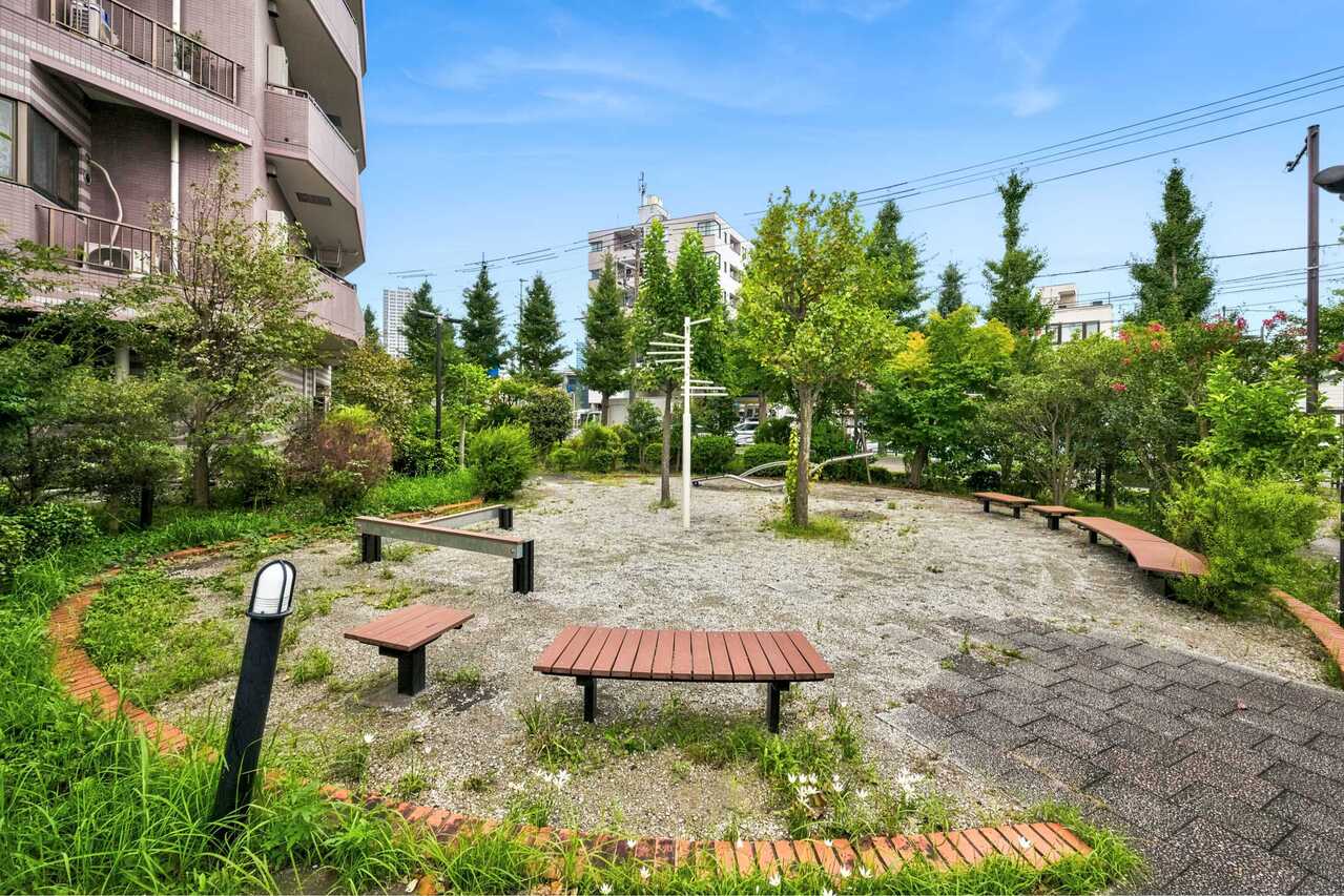 【広場】マンション敷地内に広場が設けられており、毎日緑を感じられます。ちょっとした散歩コースとしても利用できそうです。※CG加工処理をしています。