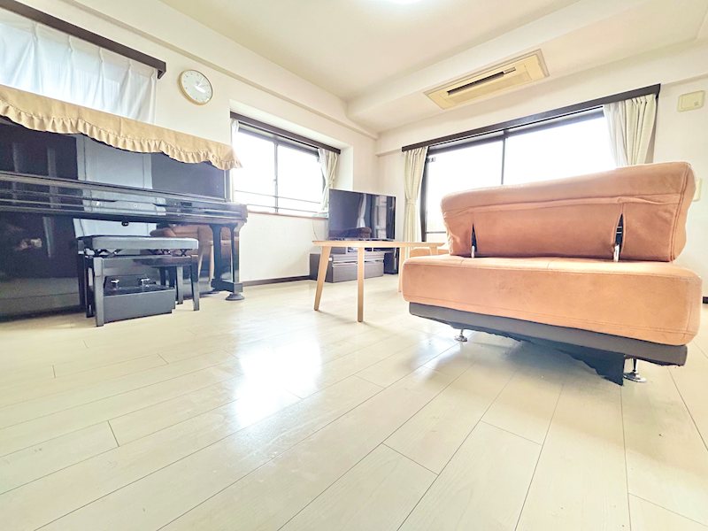 自然光が部屋いっぱいに広がる2面採光のリビング。晴れた日の日中は電気をつけずに過ごせるほど、明・・・