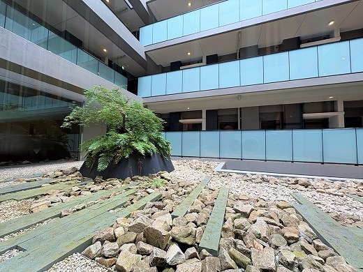 現地には石庭があり、趣ある景観をお楽しみいただけます