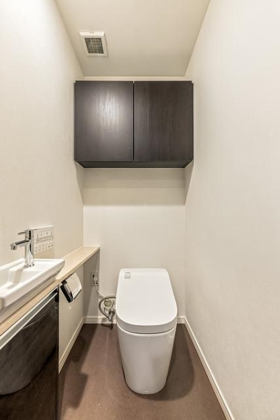 タンクレストイレを備えた、すっきりとしたレストルームです