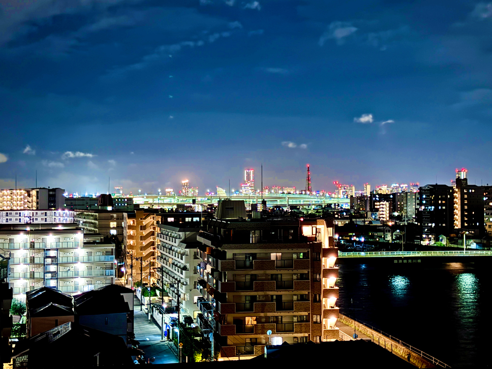 ＜バルコニーからの眺望＞バルコニーからはみなとみらい方面の夜景が望めます。