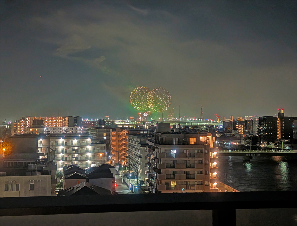 ＜バルコニーからの眺望＞みなとみらいの花火も鑑賞できます。※2026年8月撮影