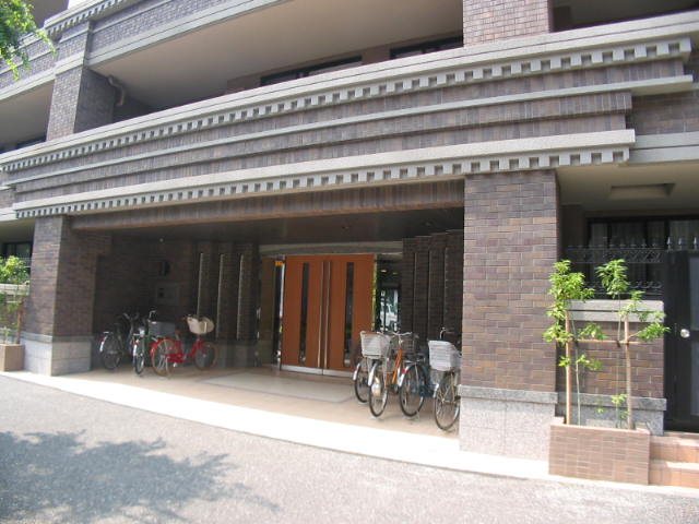 格調高いレイヤードブラウン様式の外観♪三面道路の角地ですので、明るく開放感のあるマンションです・・・