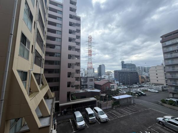 【住戸からの眺望写真】地上9階建の、4階部分に位置している住まいです。※眺望は将来にわたって保証するものではありません。