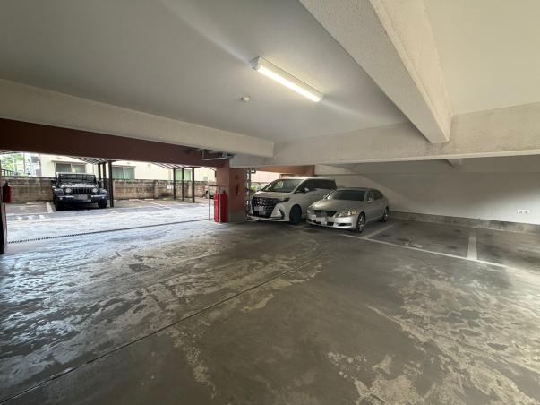 【駐車場】マンション敷地内の駐車場の様子です。空き状況は変動いたしますので、随時お問い合わせくださいませ。