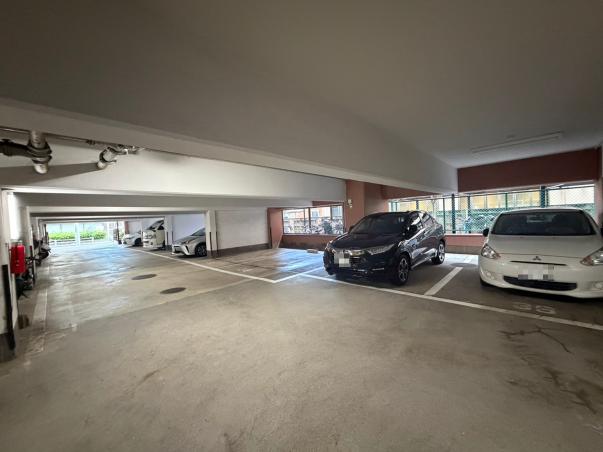 【駐車場】大切な車を風雨から守ってくれる、屋内型の駐車場です。天候に左右されないので、買い物帰りでもスムーズに車から降りられます。