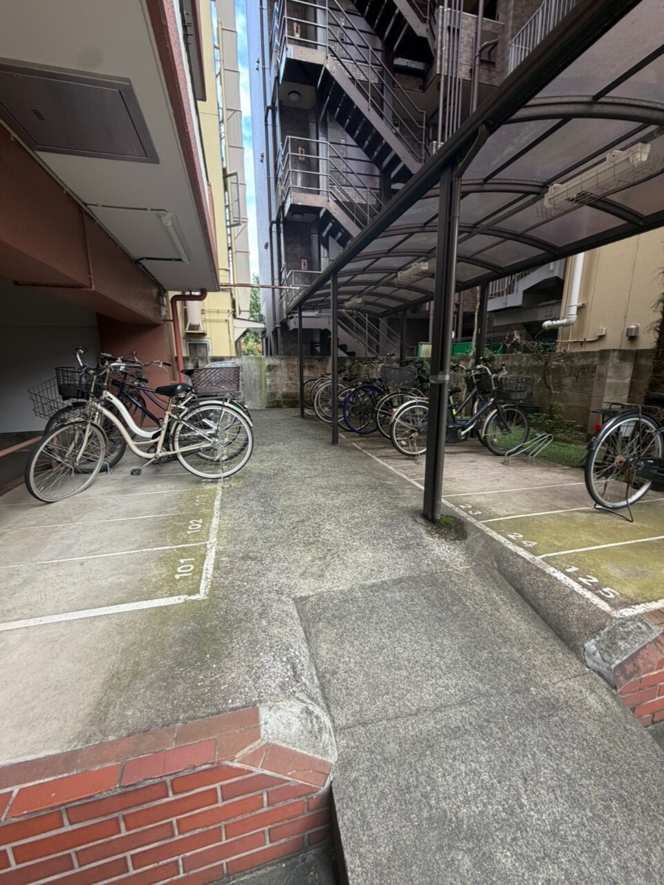 【駐輪場】マンションには駐輪場が設置されています。サイクリングや買い物などにも便利です。料金などはお問い合わせください。