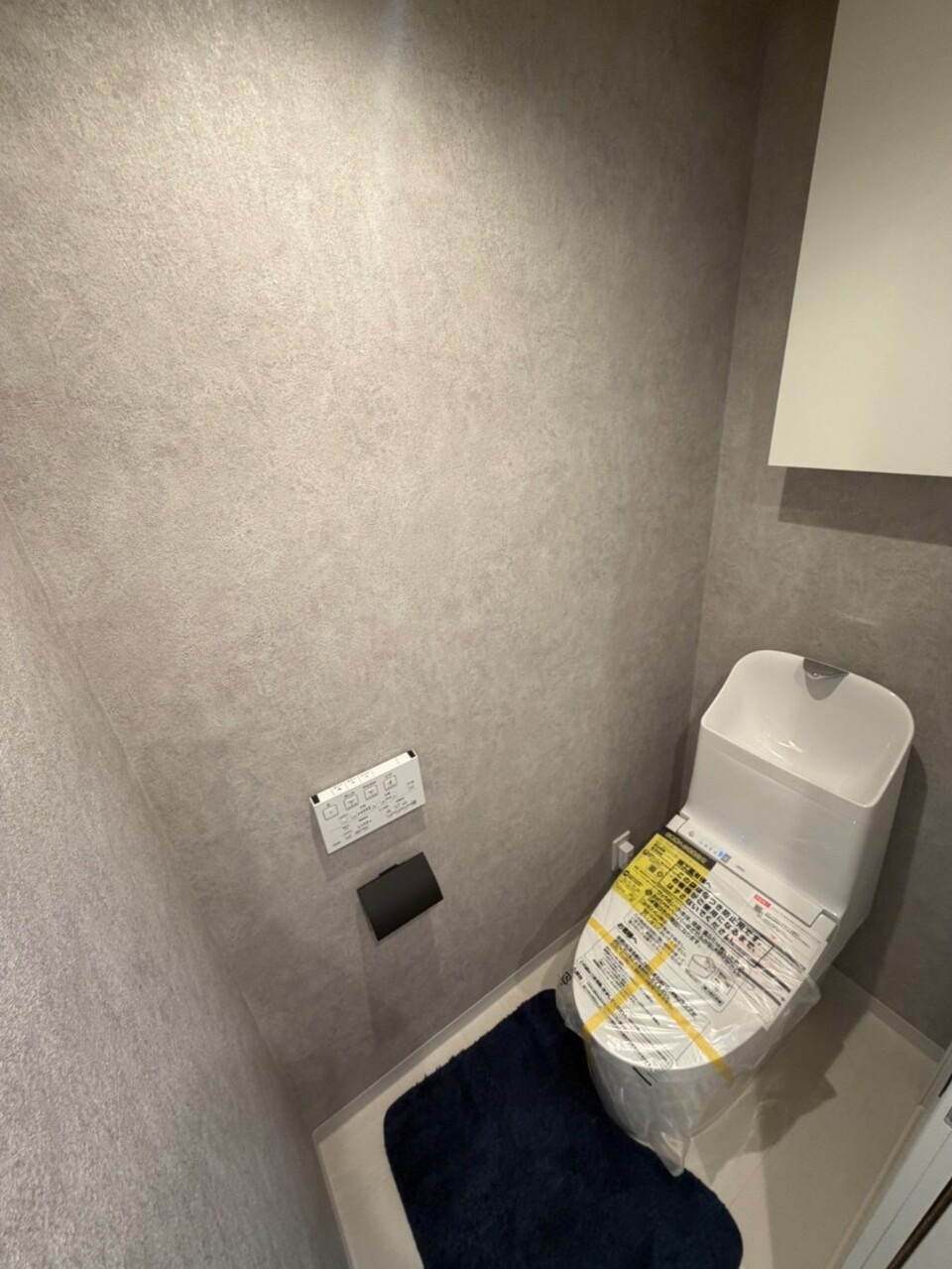 【トイレ】季節を問わず快適に使用できる、温水洗浄便座付きのトイレです。リモコンは壁付けタイプなので、スムーズに操作できます。