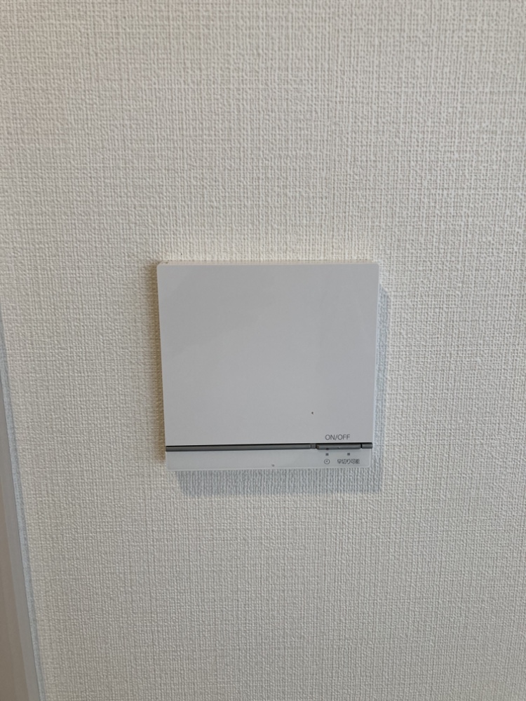 【床暖房リモコン】床暖房が搭載されているので、寒い日も足元から身体を温めて、快適に過ごすことができます。空気が乾燥しにくいのも嬉しいポイント。