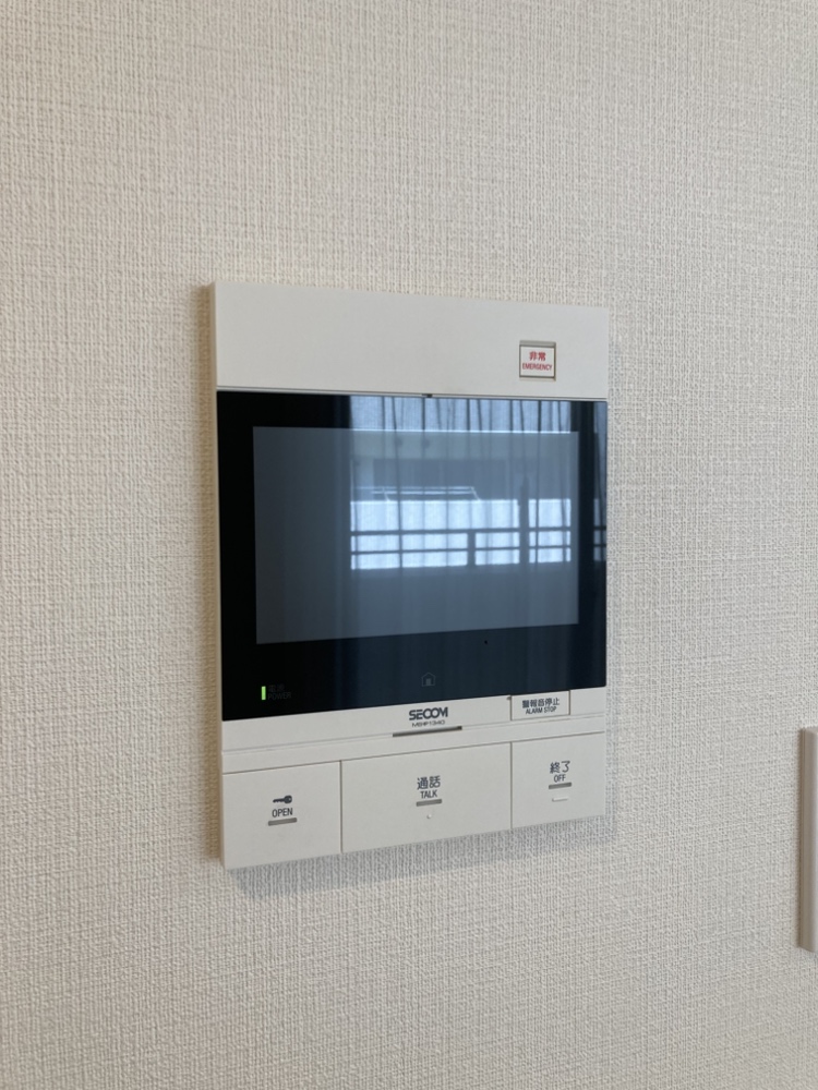【TVモニター付きインターホン】モニター付きオートロックシステムが採用されています。来訪客を画面で確認してから対応できます。