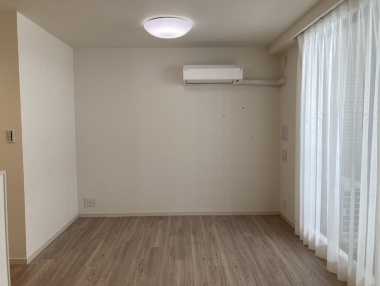 【LDK】ナチュラル×シンプルな雰囲気の内装です。お好きなインテリアでお部屋づくりを楽しめそうです。2026年7月クロス全室貼替えなどの内装リフォーム済み。