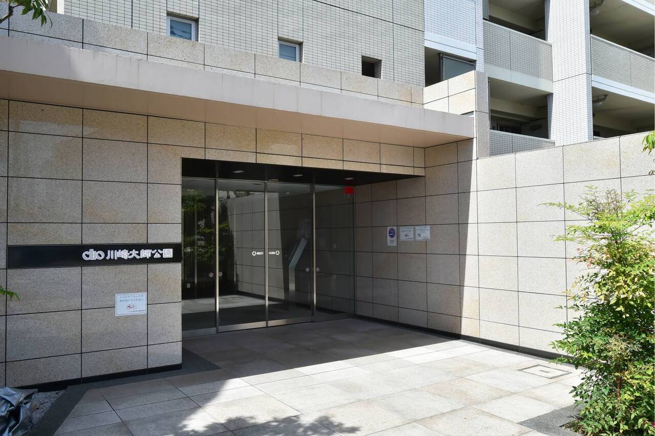 【エントランス】コンビニ・スーパー・ドラッグストアが徒歩5分圏内に揃っています。幅広い年齢層の方が暮らしやすい住環境です。