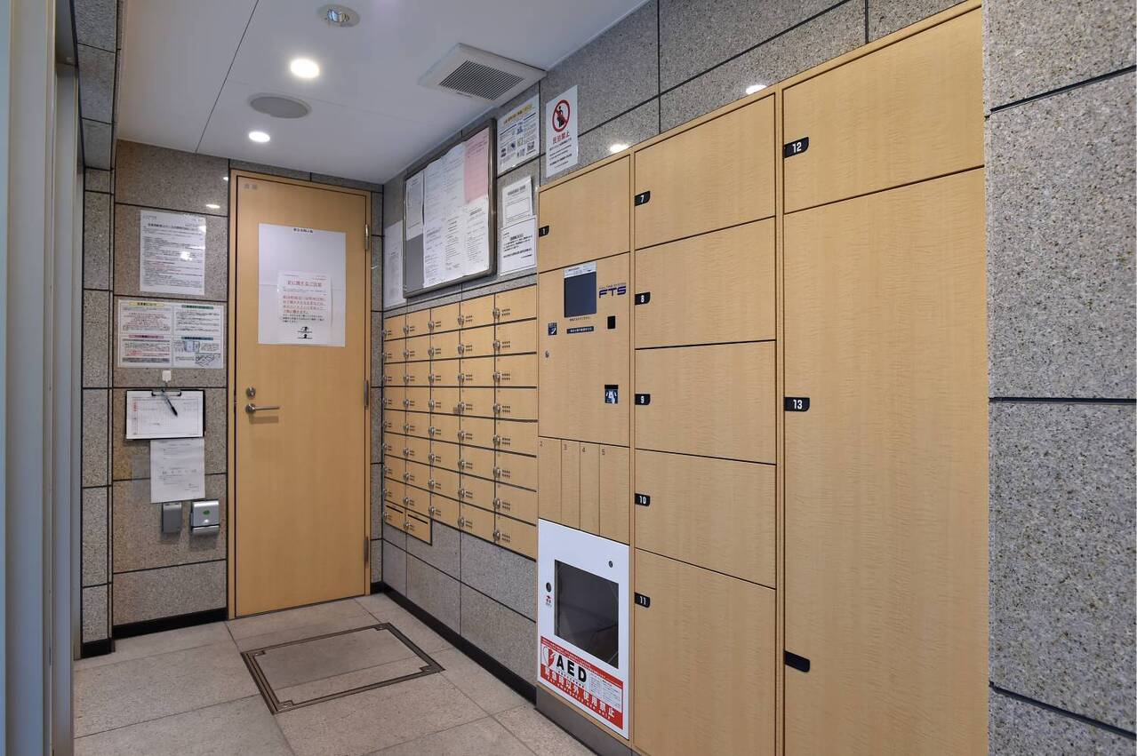 【宅配ボックス】共用部に宅配ボックスが設置されているので、不在時でも荷物の受け取りが可能です。配達時間を気にせずお出掛けしていただけます。